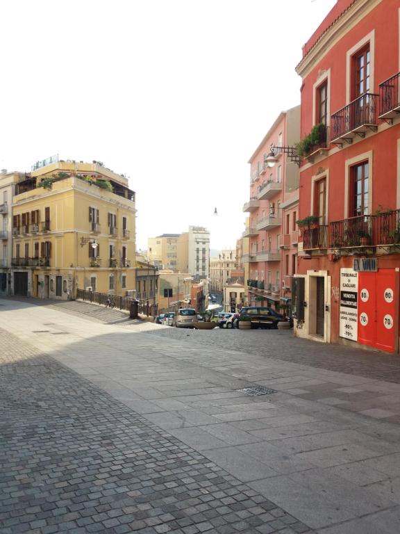 La strada davanti al palazzo