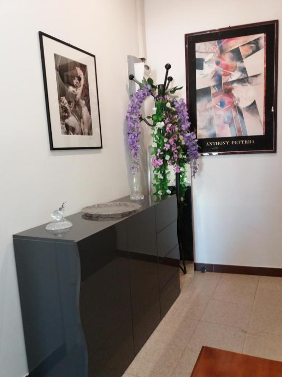 Corridoio: stampe e fiori