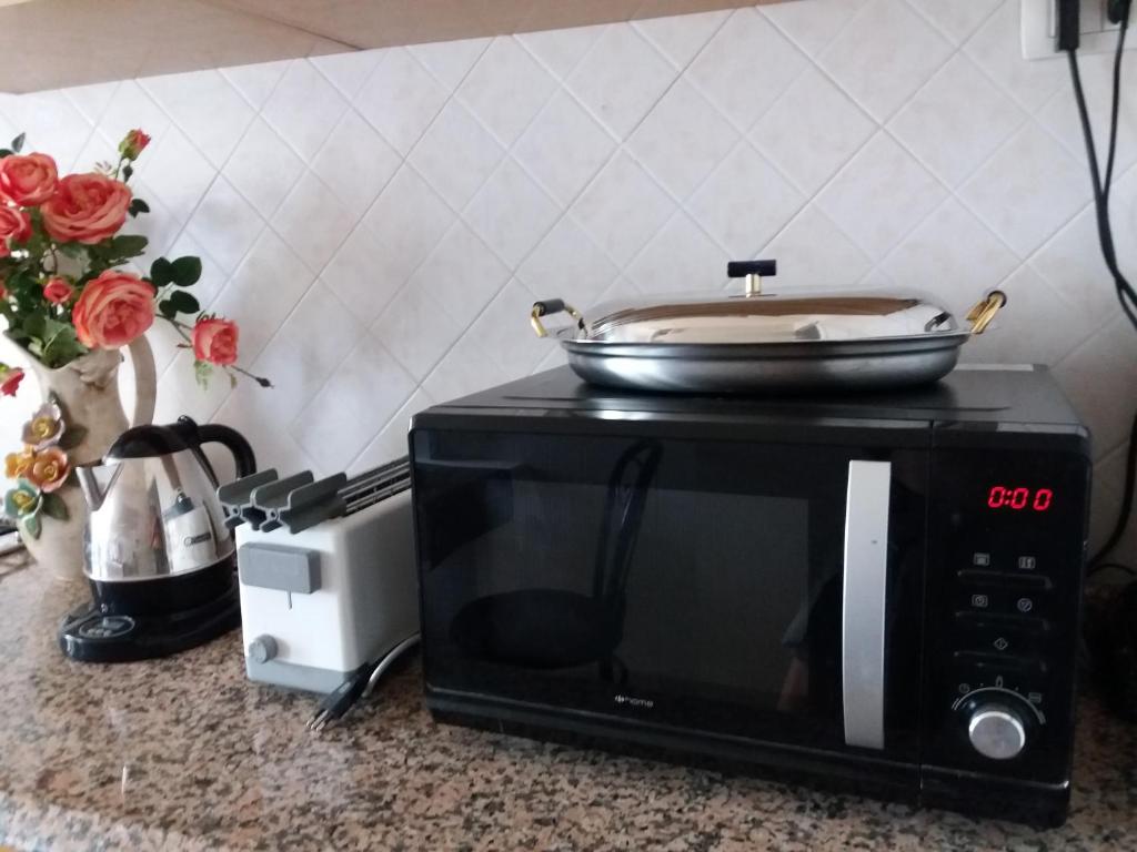 Angolo cucina: microonde, bollitore e tostapane