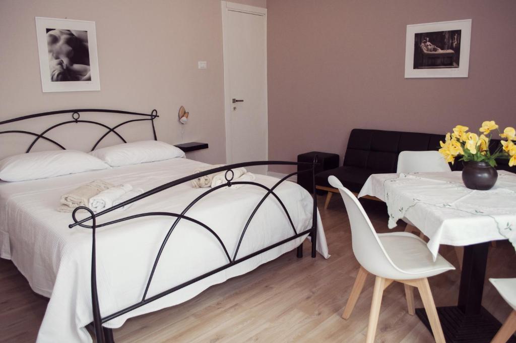 Letto matrimoniale e zona pranzo