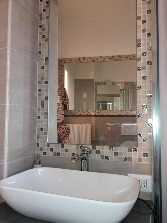 Bagno privato: lavabo a bacinella e specchio