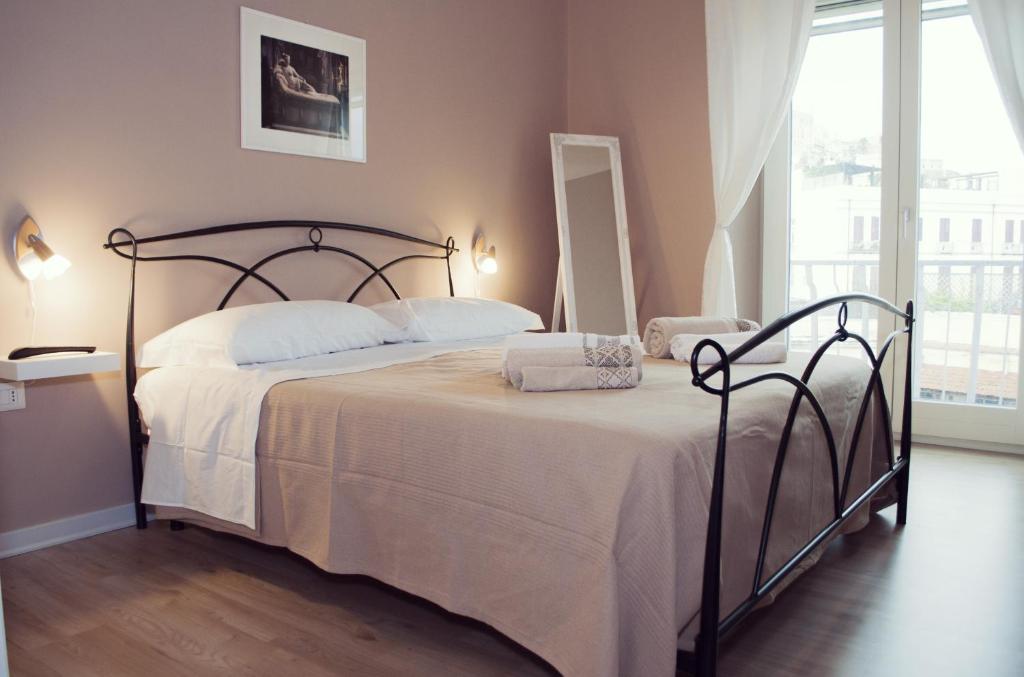 Il letto e la porta-finestra sul balcone