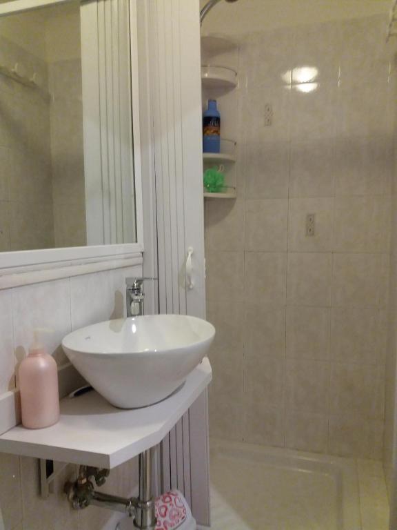 Bagno privato: lavabo a bacinella e specchio
